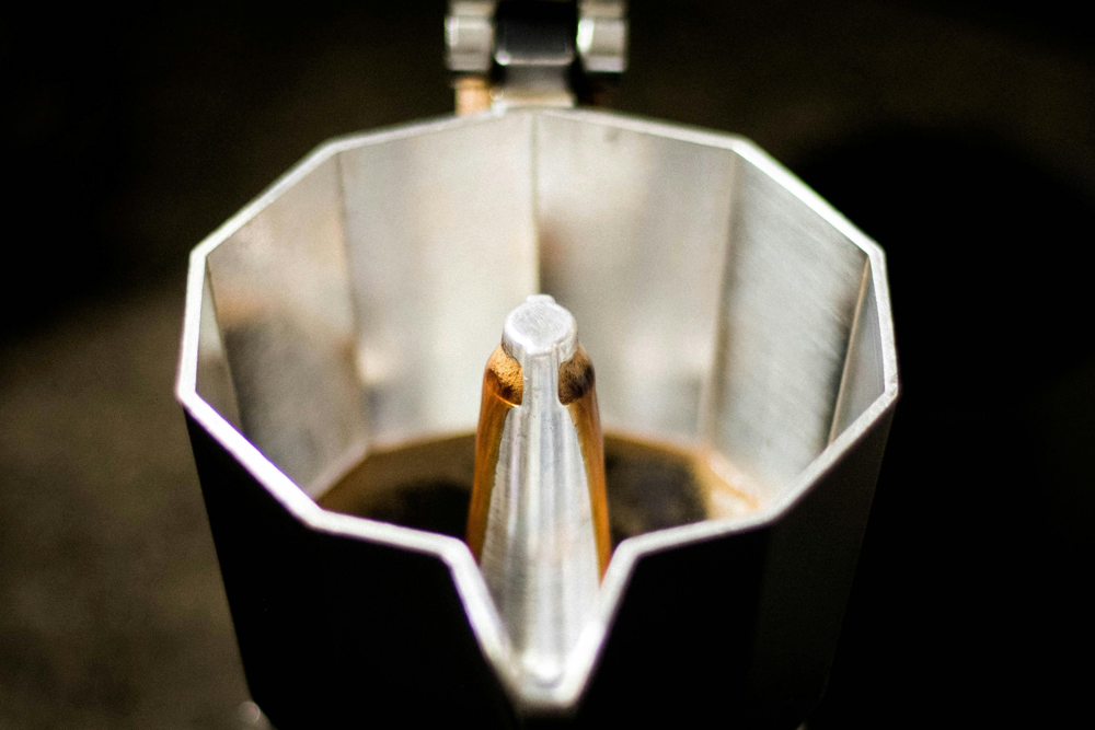 Cómo Limpiar la Cafetera Italiana Para un Café Perfecto - Guía Completa y Sin Errores 11 Desmontar la Cafetera 1 KarafeCoffee