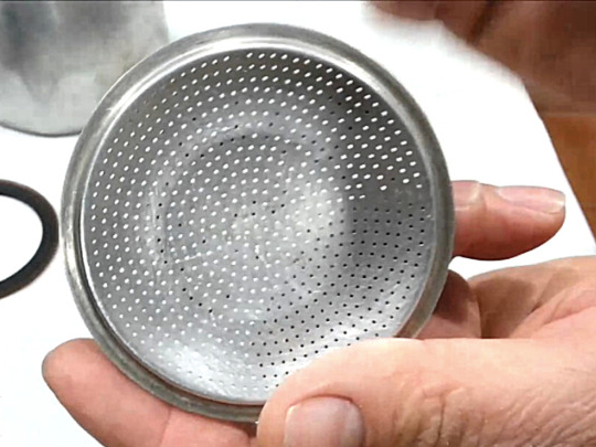 Cómo Limpiar la Cafetera Italiana Para un Café Perfecto - Guía Completa y Sin Errores 12 Portafiltro de moka edited KarafeCoffee