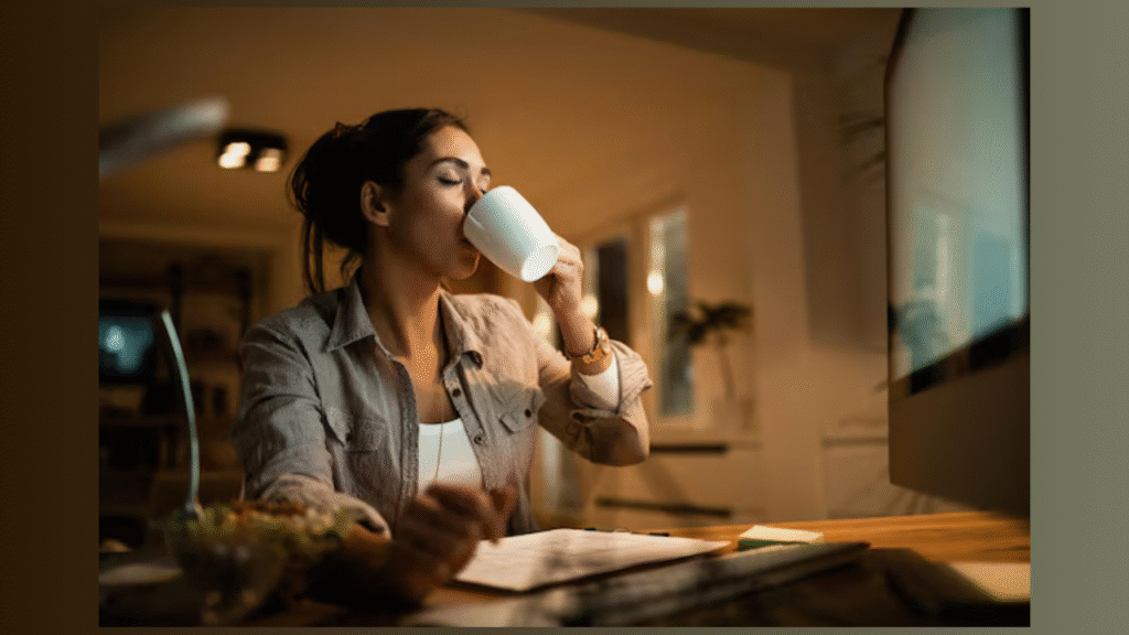 Tipos de Cafeteras: Guía Definitiva para Elegir la Mejor según tu Estilo de Vida y Paladar 12 una taza de cafe frente a su cafetera favorita en casa KarafeCoffee