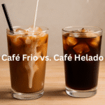 Café frío vs. café helado servidos en vasos con hielo sobre mesa de madera.