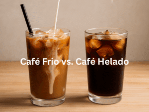 Café frío vs. café helado servidos en vasos con hielo sobre mesa de madera.