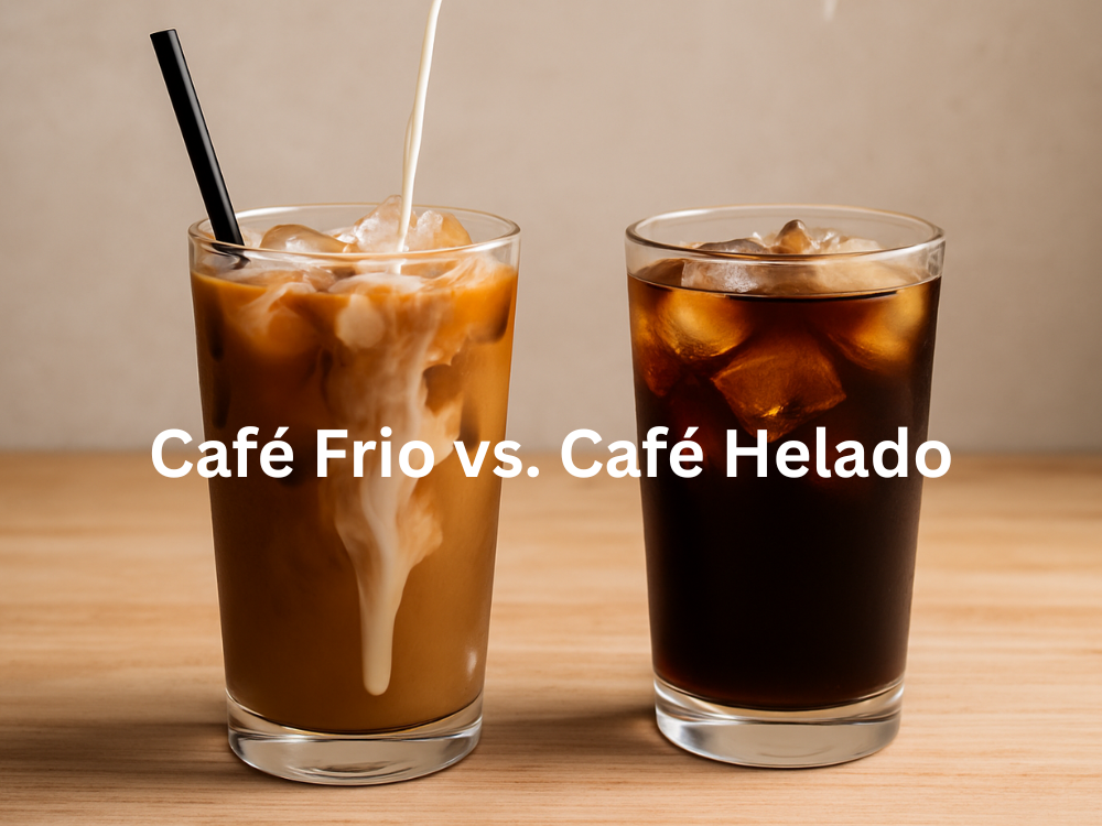 Café frío vs. café helado servidos en vasos con hielo sobre mesa de madera.